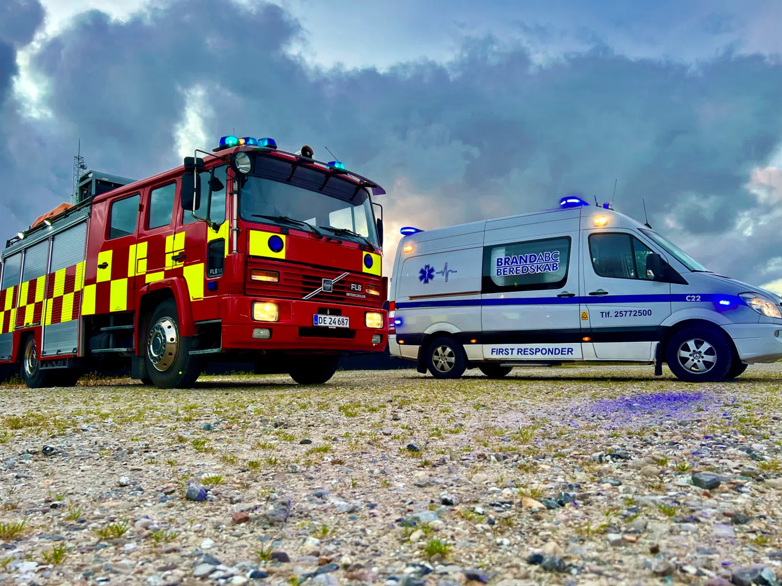 Historisk foto af BRANDABC's ambulance og autosprøjte