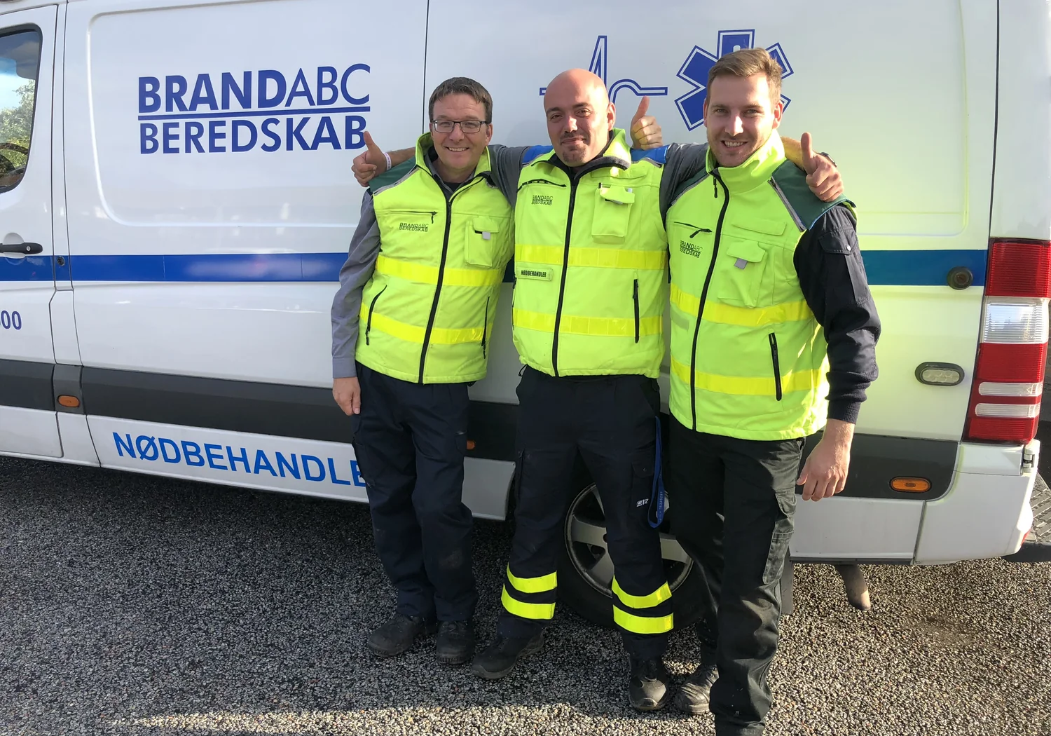 Beredskabshold foran udrykningskøretøj